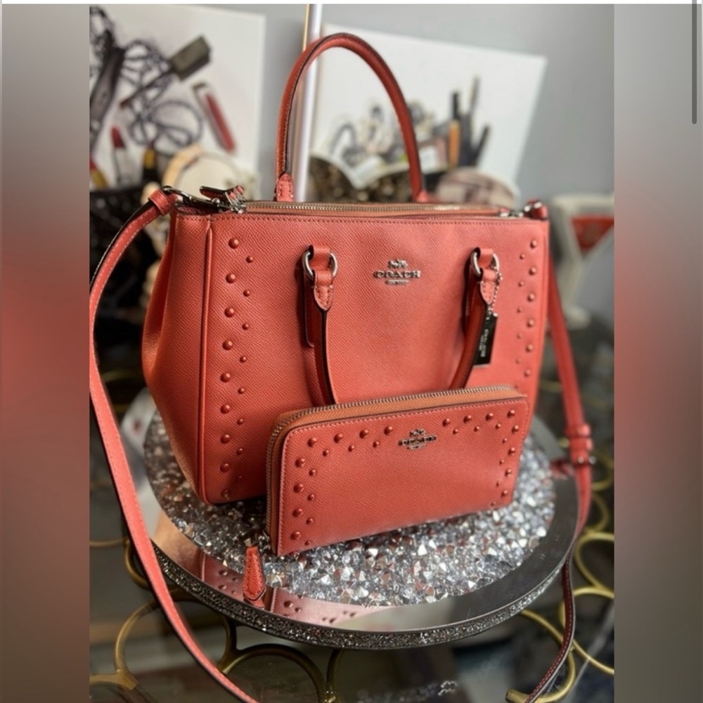 🌟COACH 🌟Storypatch Coral Studded
Leather Surrey Bag & Wallet Set F55600/EUC - Picture 4 of 16